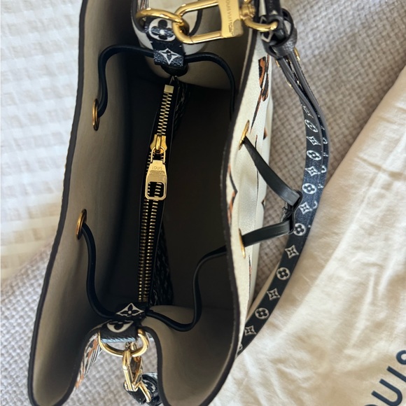 Louis Vuitton Neonoe Jungle Giant Reverse Tote - Picture 3 of 10